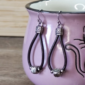 Bőr fülbevaló fém gyöngyökkel - ékszer - fülbevaló - lógó fülbevaló - Meska.hu