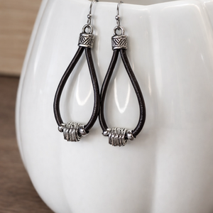 Bőr fülbevaló fém gyöngyökkel, Ékszer, Fülbevaló, Lógó fülbevaló, Ékszerkészítés, Bőrművesség, MESKA