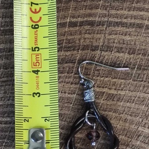 Bőr fülbevaló gyöngyökkel - ékszer - fülbevaló - lógó fülbevaló - Meska.hu