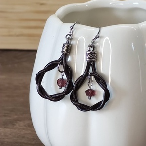 Bőr fülbevaló gyöngyökkel - Meska.hu