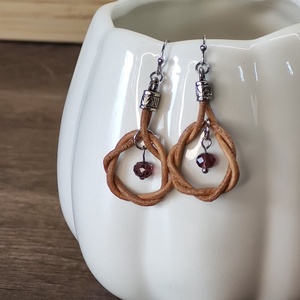 Bőr fülbevaló gyöngyökkel - Meska.hu