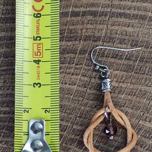 Bőr fülbevaló gyöngyökkel - ékszer - fülbevaló - lógó fülbevaló - Meska.hu