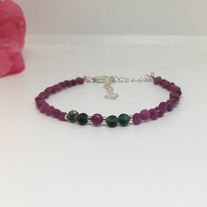  Bőség - Rubin, Smaragd minimál karkötő, Ékszer, Karkötő, Bogyós karkötő, Ékszerkészítés, Gyöngyfűzés, gyöngyhímzés, MESKA