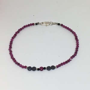 Életkedvet adó nyersRubin- nyersZafír minimál karkötő - ékszer - karkötő - bogyós karkötő - Meska.hu