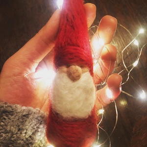 Tűnemezelt gyapjú Mikulás - játék & sport - készségfejlesztő és logikai játék - montessori szivárvány, waldorf játékok - Meska.hu