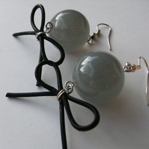 Fülbevaló szürke üveggömbbel - ékszer - fülbevaló - lógó fülbevaló - Meska.hu