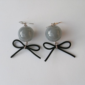 Fülbevaló szürke üveggömbbel - ékszer - fülbevaló - lógó fülbevaló - Meska.hu