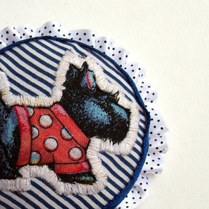 Csikos pöttyös kutyás kitűző - ékszer - kitűző és bross - Meska.hu Csikos pöttyös kutyás kitűző - ékszer - kitűző és bross - Meska.hu