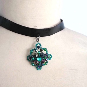 Zöld gyöngyös choker, Ékszer, Nyaklánc, Medálos nyaklánc, Gyöngyfűzés, gyöngyhímzés, MESKA