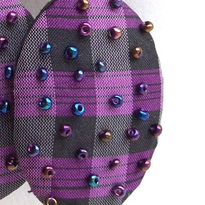 Lila kockás gyöngyös fülbevaló - ékszer - fülbevaló - lógós kerek fülbevaló - Meska.hu