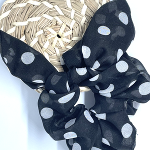 Textil scrunchie hajgumi, M nyuszifüles - fekete pöttyös - Meska.hu