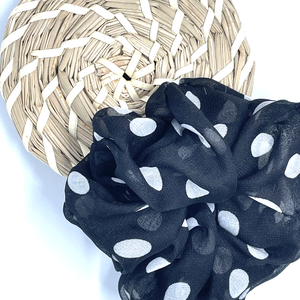 Textil scrunchie hajgumi, M  - fekete pöttyös - Meska.hu
