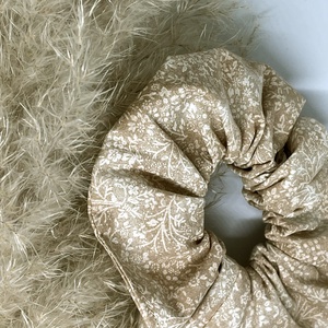 Textil scrunchie hajgumi, M   - Beige virágos, Ruha & Divat, Hajdísz & Hajcsat, Hajgumi, Varrás, MESKA