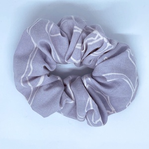 Textil scrunchie hajgumi, M  - halványlila virágos - ruha & divat - hajdísz & hajcsat - hajgumi - Meska.hu