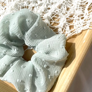 Textil scrunchie hajgumi, M   - zöld pöttyös, Ruha & Divat, Hajdísz & Hajcsat, Hajgumi, Újrahasznosított alapanyagból készült termékek, Varrás, MESKA