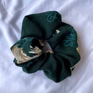 textil scrunchie hajgumi, M - zöld sárkányos - ruha & divat - hajdísz & hajcsat - hajgumi - Meska.hu