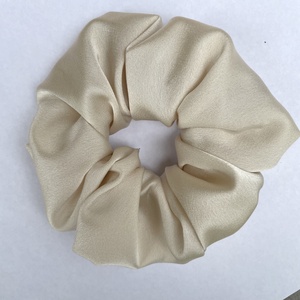 Selyem scrunchie hajgumi, M  - Ekrü - ruha & divat - hajdísz & hajcsat - hajgumi - Meska.hu