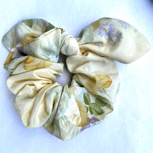 Textil scrunchie hajgumi, M nyuszifüles - sárga nagyvirágos - ruha & divat - hajdísz & hajcsat - hajgumi - Meska.hu