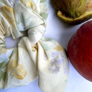 Textil scrunchie hajgumi, M nyuszifüles - sárga nagyvirágos - Meska.hu