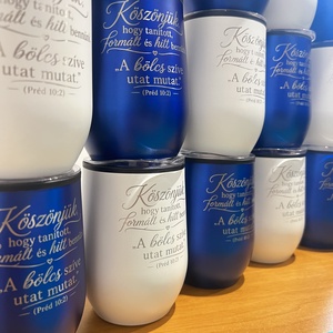 Egyedi gravírozott utazópohár saját szöveggel vagy dizájnnal – 300 ml, Otthon & Életmód, Konyhafelszerelés, tálalás, Tálalás, Pohár, Gravírozás, pirográfia, Egy praktikus, mégis személyes utazópohár, amelyet teljesen egyedi szöveggel, névvel, idézettel, lo..., MESKA