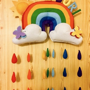 Szivárvány  színes esőcseppekkel filc  gyerek névtábla,  falidísz, ajtódísz, babaszoba dekoráció  - otthon & életmód - babaszoba, gyerekszoba - babaszoba dekoráció - Meska.hu