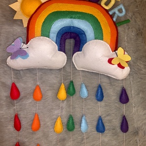 Szivárvány  színes esőcseppekkel filc  gyerek névtábla,  falidísz, ajtódísz, babaszoba dekoráció  - Meska.hu