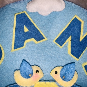 Hőlégballon a felhők közt filc névtábla , falidísz , babaszoba dekoráció - otthon & életmód - babaszoba, gyerekszoba - gyerek névtábla - Meska.hu