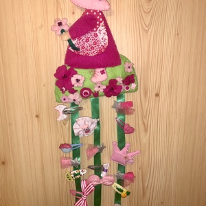 Kalapos kislány  a réten filc  hajcsat tartó, Ékszer, Ékszertartó, Fali ékszertartó, Varrás, Mindenmás, MESKA