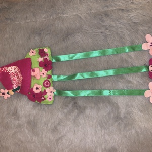 Kalapos kislány  a réten filc  hajcsat tartó - ékszer - ékszertartó - fali ékszertartó - Meska.hu