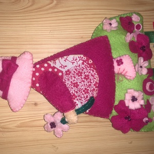 Kalapos kislány  a réten filc  hajcsat tartó - ékszer - ékszertartó - fali ékszertartó - Meska.hu