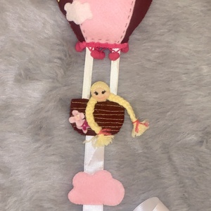 Hőlégballonnal utazó kislány filc csattartó, Ékszer, Ékszertartó, Fali ékszertartó, Varrás, Mindenmás, MESKA