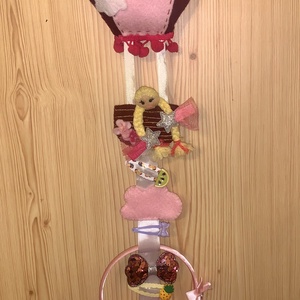 Hőlégballonnal utazó kislány filc csattartó - ékszer - ékszertartó - fali ékszertartó - Meska.hu