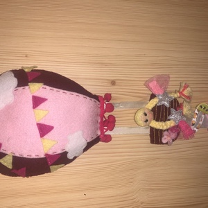Hőlégballonnal utazó kislány filc csattartó - ékszer - ékszertartó - fali ékszertartó - Meska.hu