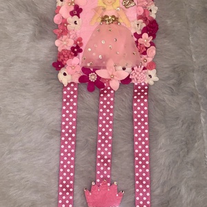 Királylányos  filc hajcsat tartó virágokkal, gyönggyel díszítve - ékszer - ékszertartó - fali ékszertartó - Meska.hu