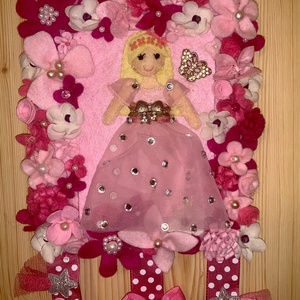 Királylányos  filc hajcsat tartó virágokkal, gyönggyel díszítve - ékszer - ékszertartó - fali ékszertartó - Meska.hu