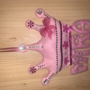 Koronás  filc névtábla, babaszoba dekoráció, ajtódísz - otthon & életmód - babaszoba, gyerekszoba - gyerek névtábla - Meska.hu