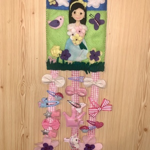 Kislány a réten  filc hajcsat tartó , Ékszer, Ékszertartó, Fali ékszertartó, Varrás, Mindenmás, MESKA