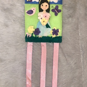 Kislány a réten  filc hajcsat tartó  - ékszer - ékszertartó - fali ékszertartó - Meska.hu