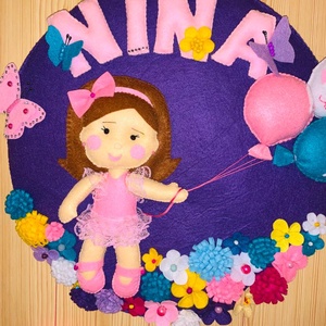 Kislány lufikkal, virágok között babaszoba dekoráció, filc névtábla, ajtódísz,gyerekszob dekoráció   - otthon & életmód - babaszoba, gyerekszoba - babaszoba dekoráció - Meska.hu