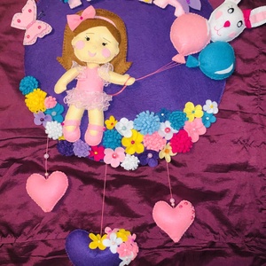 Kislány lufikkal, virágok között babaszoba dekoráció, filc névtábla, ajtódísz,gyerekszob dekoráció   - otthon & életmód - babaszoba, gyerekszoba - babaszoba dekoráció - Meska.hu