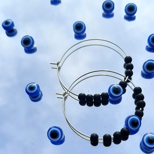 Evil eye ördög szem motívum gyöngyös, matt fekete gyöngyös ezüst színű karika fülbevaló  - ékszer - fülbevaló - karika fülbevaló - Meska.hu