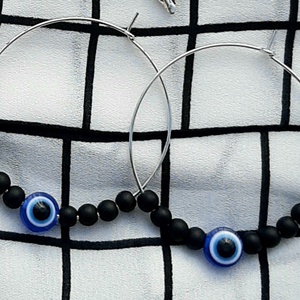 Evil eye ördög szem motívum gyöngyös, matt fekete gyöngyös ezüst színű karika fülbevaló  - ékszer - fülbevaló - karika fülbevaló - Meska.hu