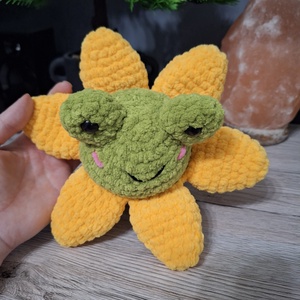 Horgolt virágos béka - játék & sport - plüssállat & játékfigura - béka - Meska.hu