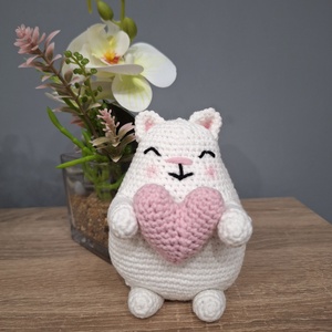 Horgolt valentin cica szívvel, Játék & Sport, Plüssállat & Játékfigura, Cica, Horgolás, MESKA