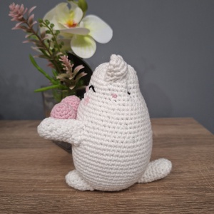 Horgolt valentin cica szívvel - játék & sport - plüssállat & játékfigura - cica - Meska.hu