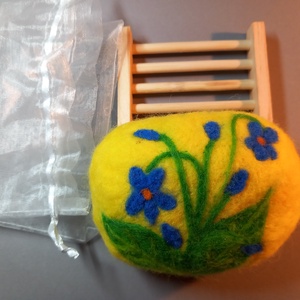 Kézzel tűnemezelt natúr szappan, sárga alapon kék ibolyákkal díszítve � Egyedi kézműves kényeztetés, 11x8 cm - Meska.hu