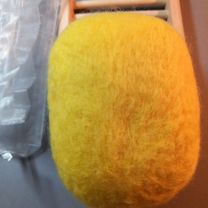 Kézzel tűnemezelt natúr szappan, sárga alapon kék ibolyákkal díszítve � Egyedi kézműves kényeztetés, 11x8 cm - szépségápolás - szappan & fürdés - kézműves szappan - Meska.hu