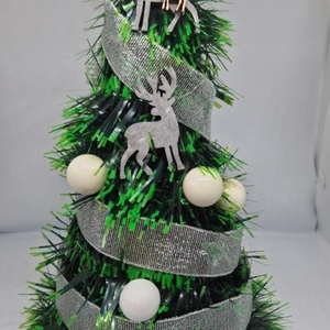 Ezüst-fehér díszes süveg műfenyő, Otthon & Életmód, Dekoráció, Asztal és polc dekoráció, Asztaldísz, Mindenmás, MESKA