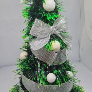 Ezüst-fehér díszes süveg műfenyő - otthon & életmód - dekoráció - asztal és polc dekoráció - asztaldísz - Meska.hu