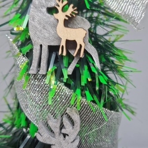 Ezüst-fehér díszes süveg műfenyő - otthon & életmód - dekoráció - asztal és polc dekoráció - asztaldísz - Meska.hu